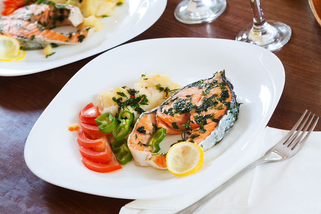pescado con ensalada de verduras para una dieta proteica