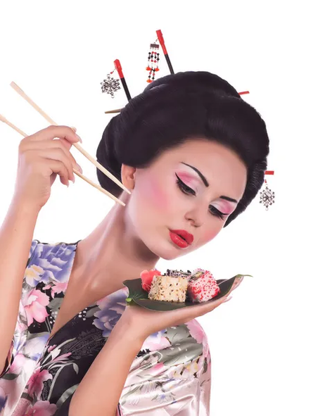 La dieta japonesa consiste en comer pequeñas porciones de comida con palillos. 