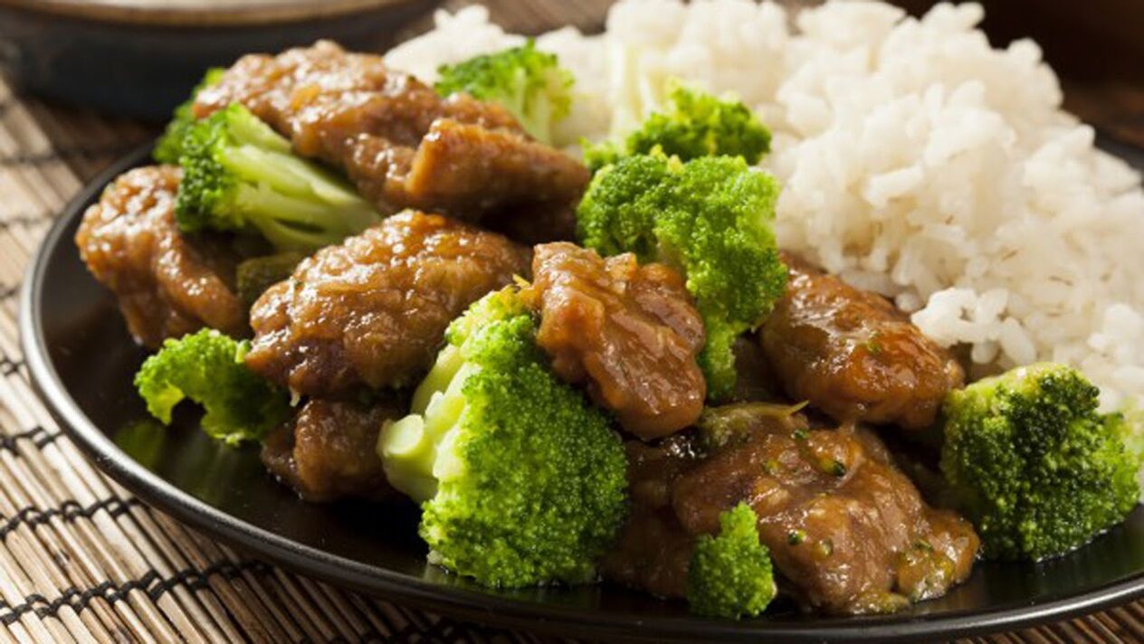 El guiso con arroz es un elemento importante en el menú para la pancreatitis en combinación con gastritis. 
